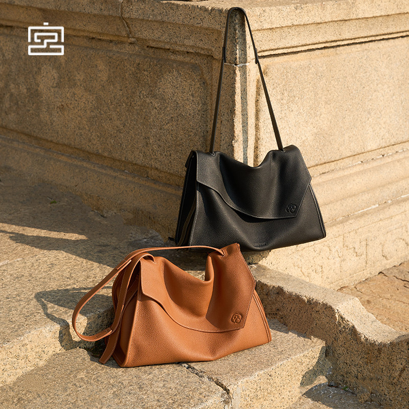 宫选头邮差包投层牛皮翻盖女真皮单肩包大容量通勤包包单肩斜挎包,箱包皮具/热销女包/男包,邮差包,淘宝优惠券,粉丝福利购,淘宝优惠卷