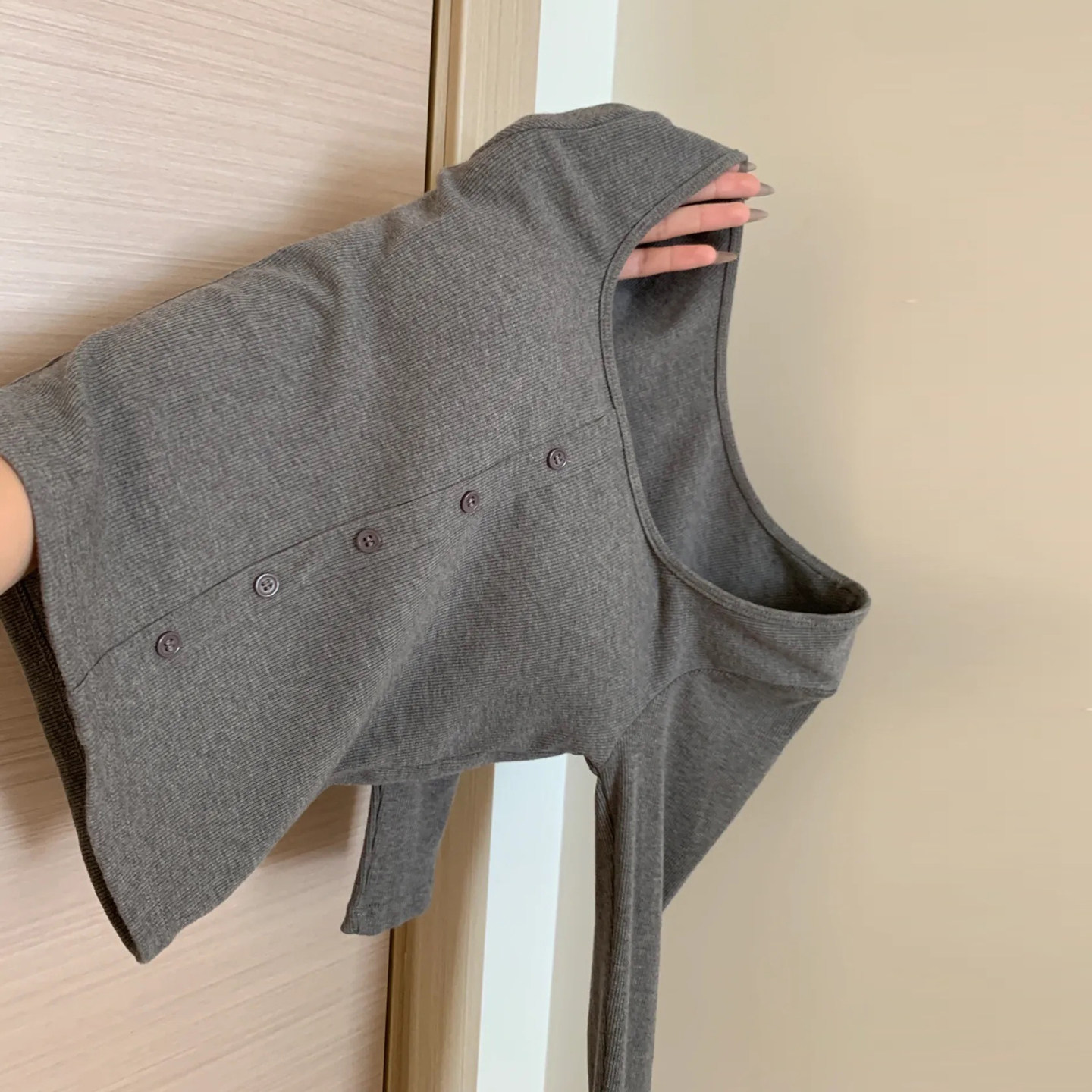 灰色纽扣纯欲辣妹保暖打底衫秋衣短款修身长袖T恤女上衣带胸垫