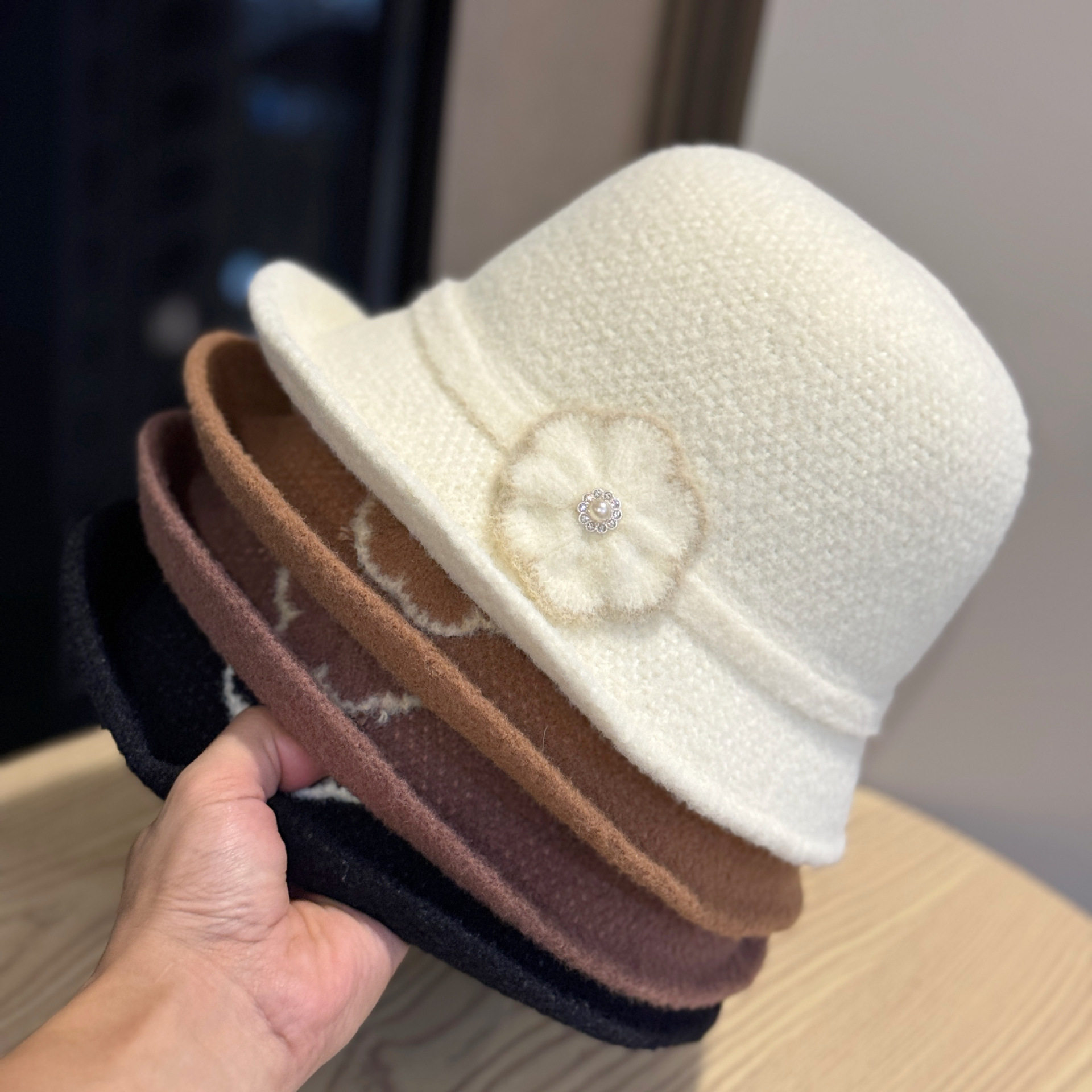 冬季新款卷边手工水钻装饰毛呢礼帽日系保暖渔夫帽女士优雅盆帽潮