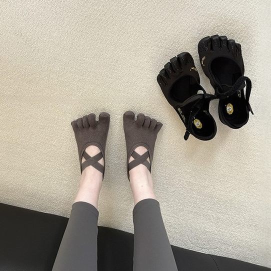 普拉提女孩的夏天~不卡脚巨防滑!硅胶底绑带专业运动五指瑜伽袜