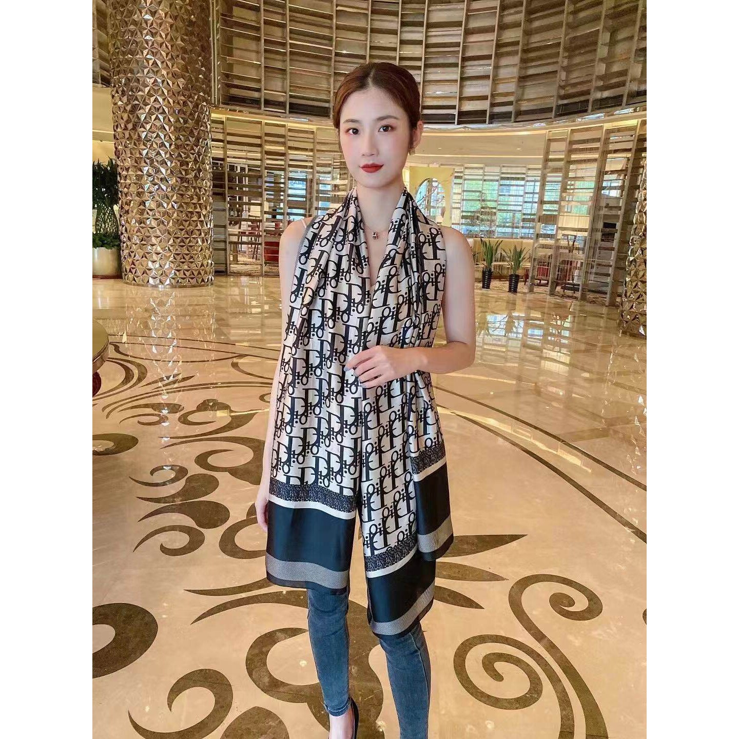 杭州丝绸字母丝巾女春秋百搭长款围巾夏季薄款旅游度假沙滩巾披肩