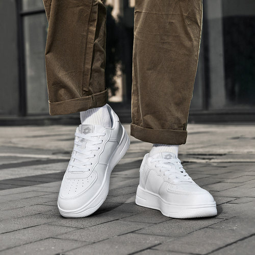 乐途新款小白鞋软底休闲板鞋男