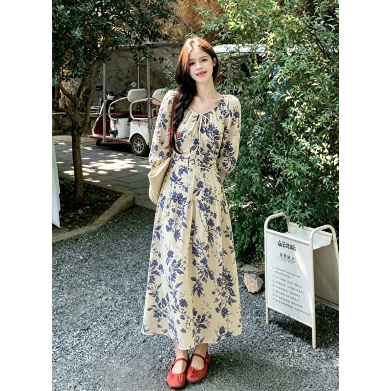 新中式青花瓷连衣裙女2026夏季法式收腰显瘦温柔风气质碎花中长裙