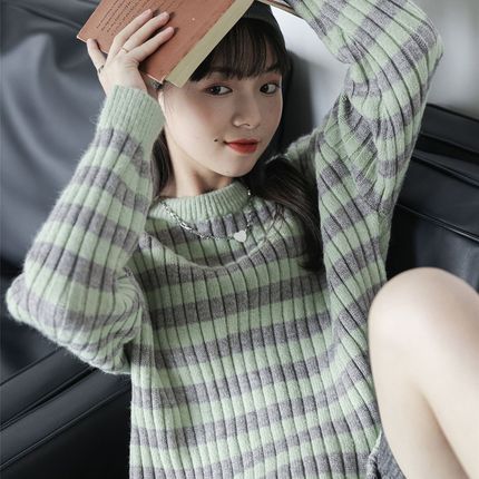 The new loose-fitting vintage pullover for fall/winter 2021