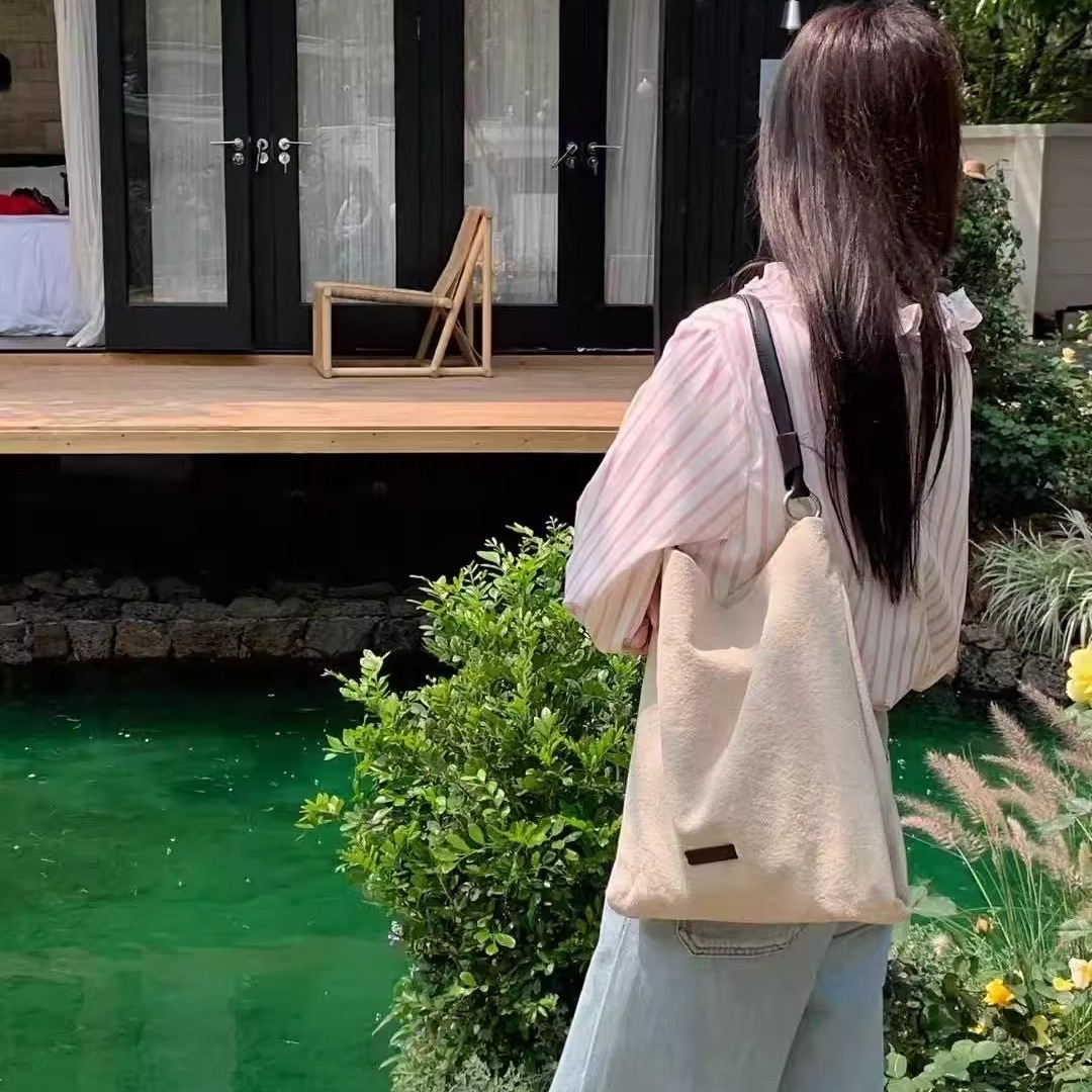 慵懒牛仔轻便水桶包女大容量百搭帆布休闲托特包2025新款单肩女包