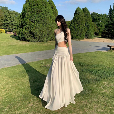 法式小众高级清冷感白色斜肩露腰连衣裙女海边度假氛围感超仙长裙