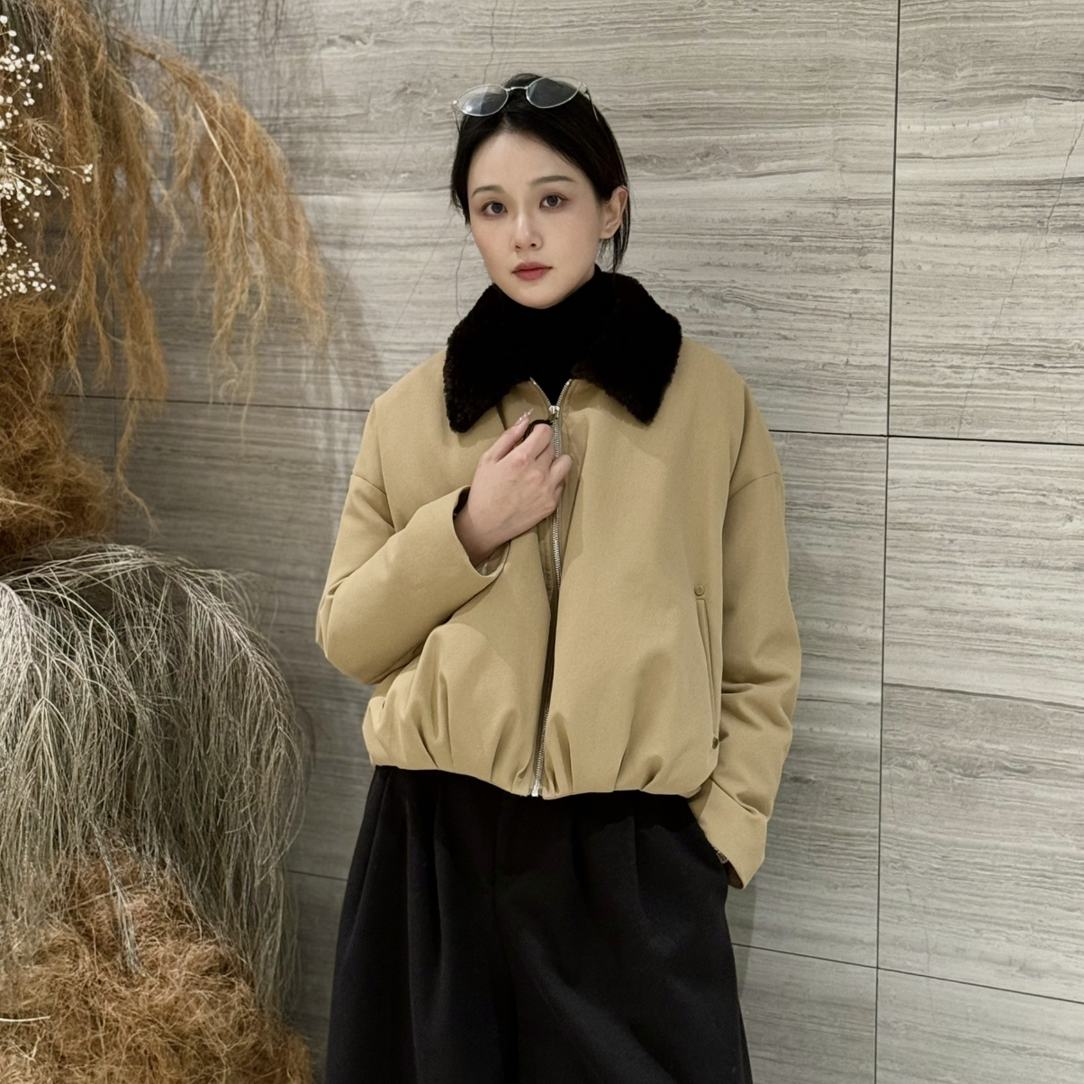 米米·高奢线皮毛一体领子+中空纱衬短廓极简保暖羽绒服外套OLX00