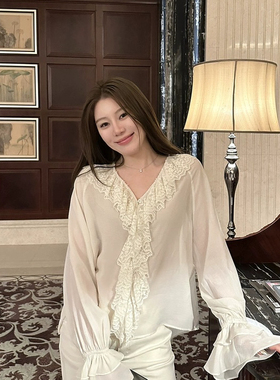 米米店新款韩系气质百搭小女人V领蕾丝花边拼接喇叭袖衬衫A22939