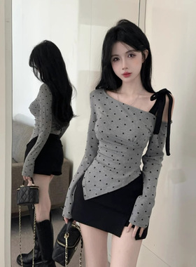 纯欲辣妹设计感灰色波点露肩T恤女秋不规则打底别致斜肩长袖上衣