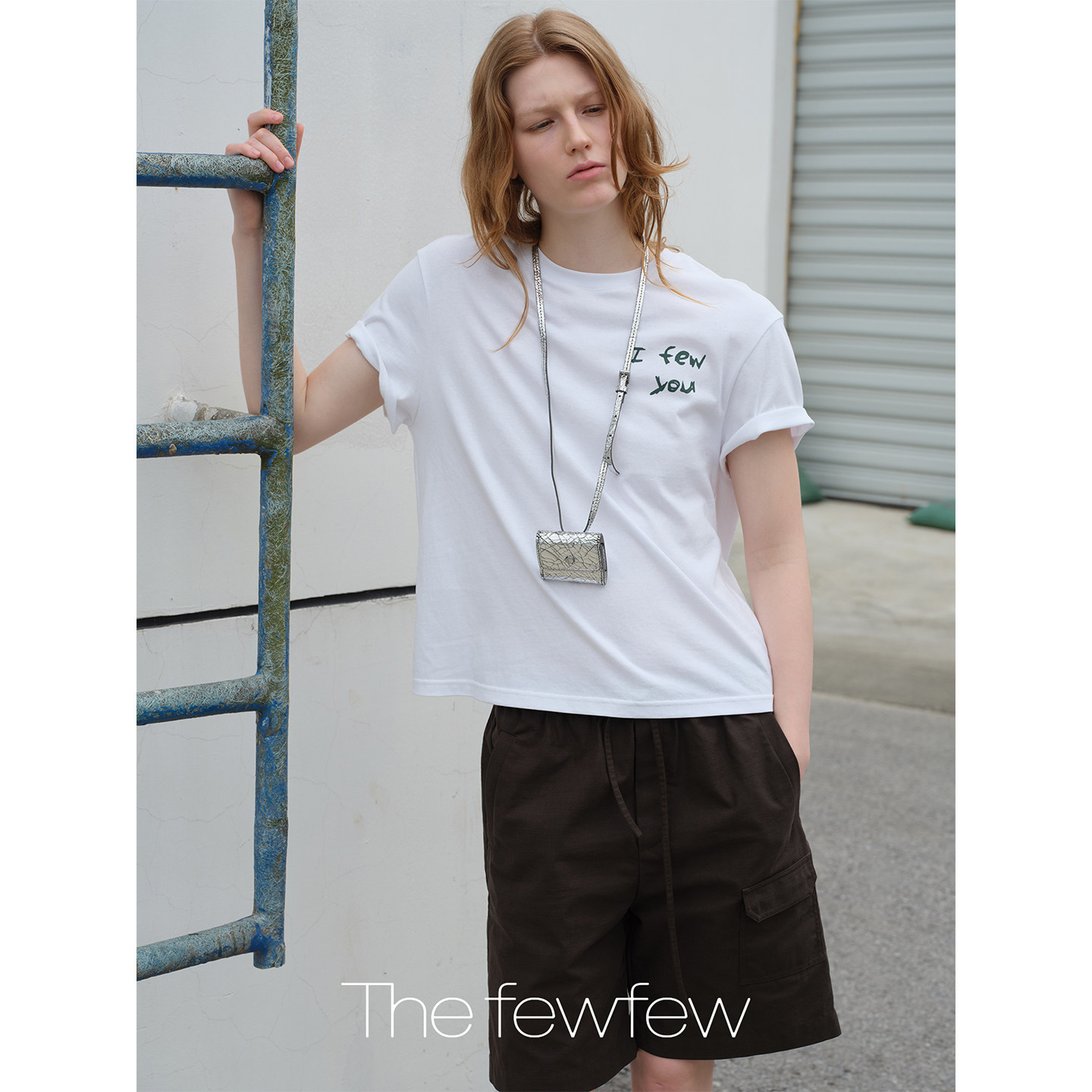 The fewfew 白色纯棉印章手绘感图案落肩宽松休闲百搭短袖T恤图片