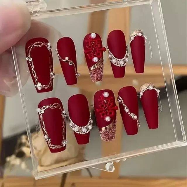 纯手工穿戴甲新娘结婚中