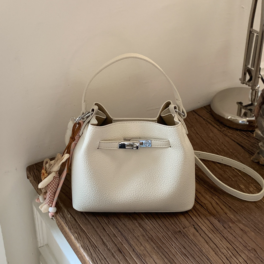 高级感小众白色水桶包女小拎包2026春季新款百搭精致手提斜挎包
