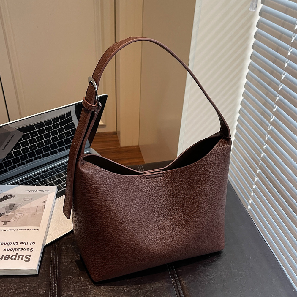 高级感复古斜挎包女小包2025冬季新款时尚百搭日常通勤单肩腋下包