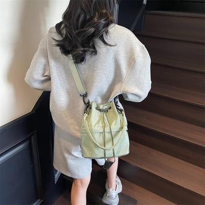 高级感小众尼龙布抽绳水桶包女