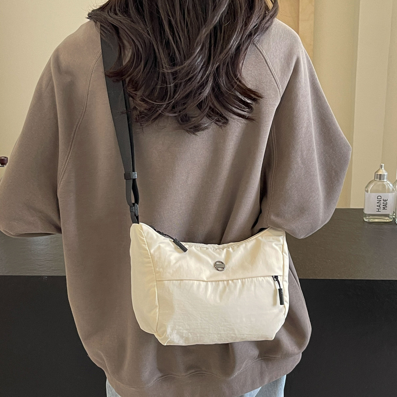 小众设计感尼龙斜挎包女超轻小包2025春夏新款百搭休闲旅游单肩包