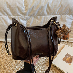 百搭日常通勤单肩腋下包 时尚 高级感小众复古斜挎包女2025冬季 新款