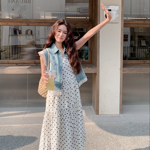 温柔穿搭薄款牛仔马甲连衣裙女夏新款显瘦波点吊带长裙图片