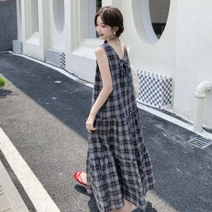 法式复古赫本风甜美减龄格子连衣裙女夏季2025年新款巨好看背心裙图片