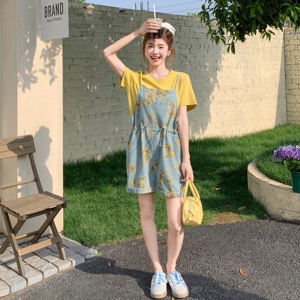 休闲T恤牛仔碎花背带裤套装女夏小个子两件套ootd减龄穿搭巨好看图片