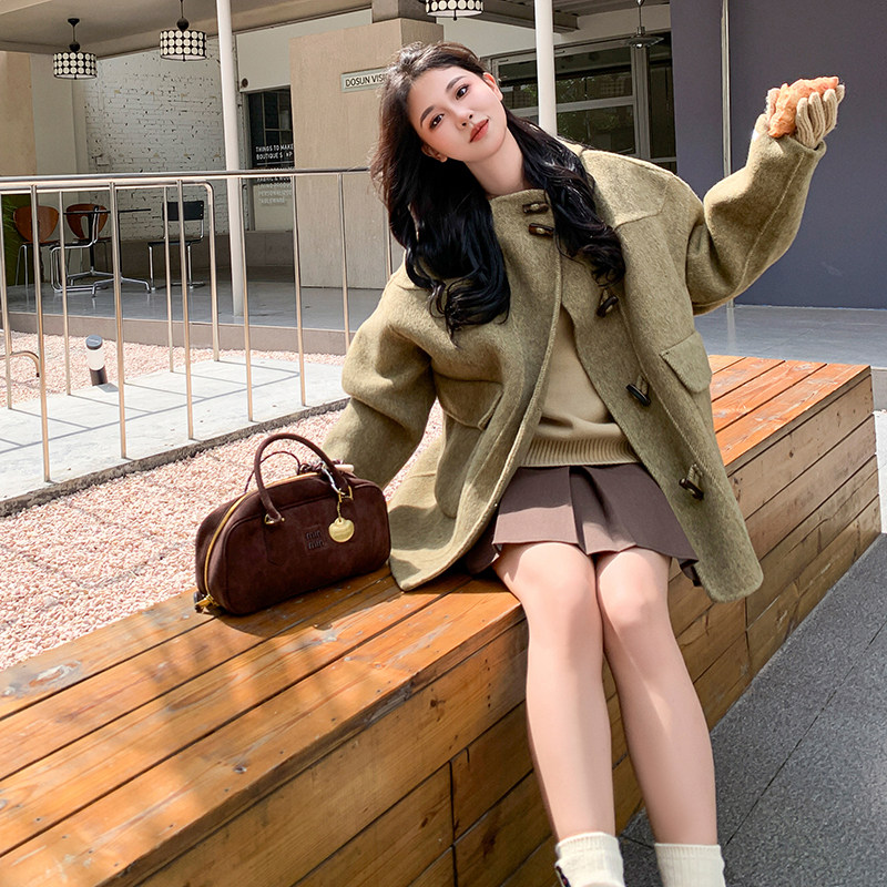 牛角扣绿色连帽斗篷毛呢外套女秋冬超火好看高级小众加厚妮子大衣,女装毛呢外套,2C036