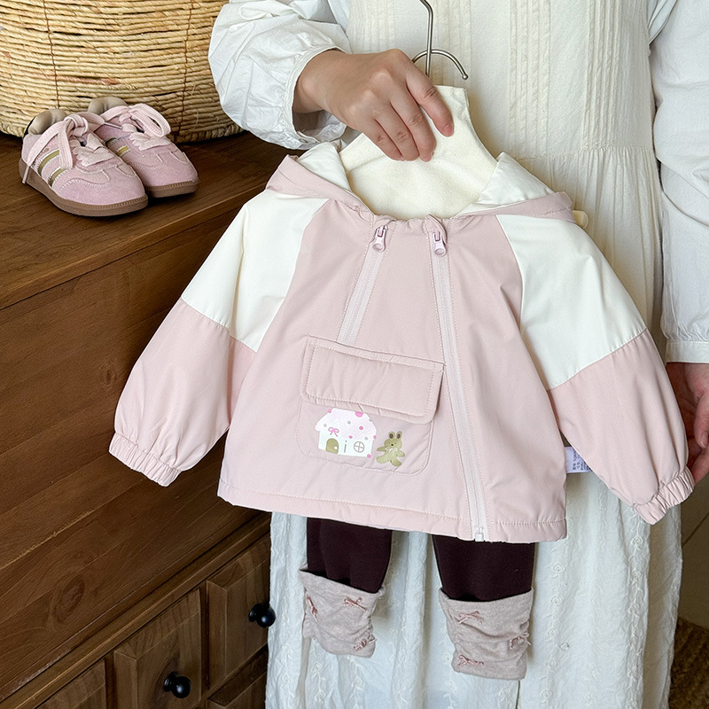 女宝冲锋衣秋季新款女童三防连帽外套婴幼儿卡通外出衣服长袖 类