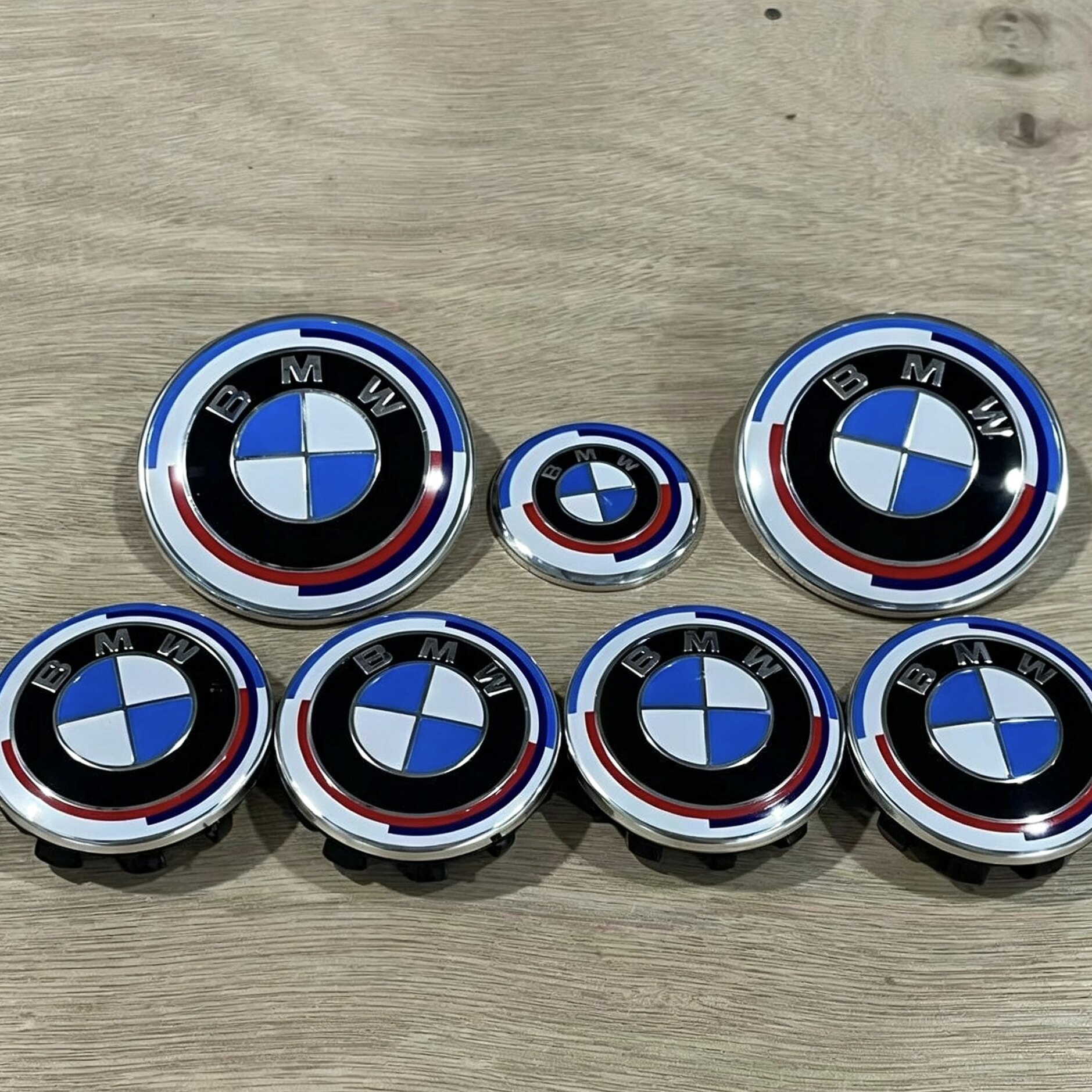 适用宝马BMW车标改装3系5系7系X1X3X5联名限量款前标黑白轮毂盖标