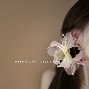 水涧轻花粉度假风百合花朵抓夹高级感小众仙气质温柔盘发夹