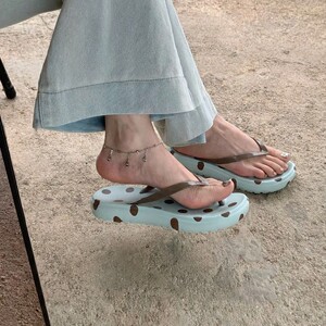 波点人字拖女夏外穿厚底夹脚拖鞋绝美不累脚海边沙滩2026新款超火
