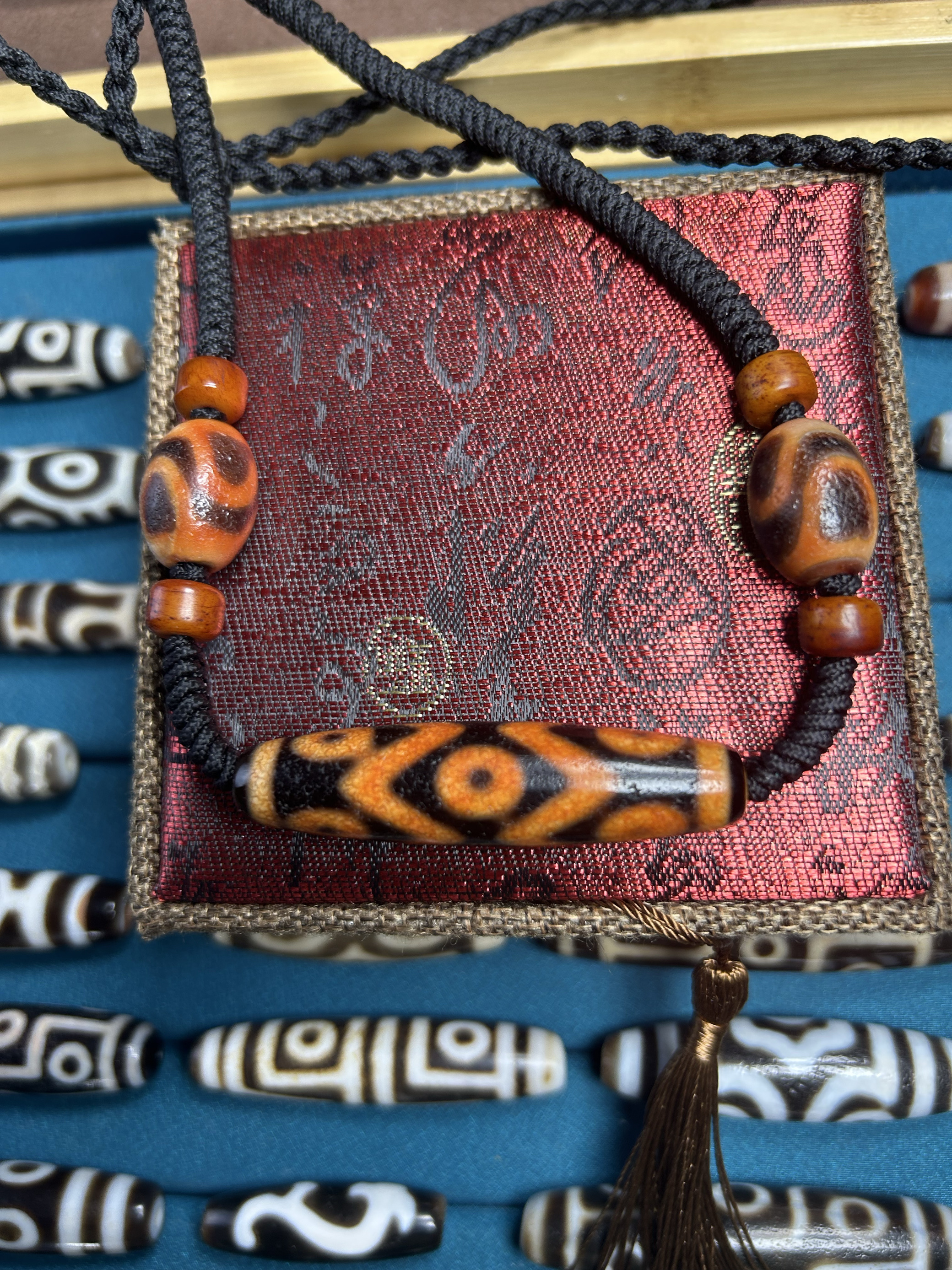 Nine -eyed Tianzhu pendant men and women couples, Tibetan genuine nine rock rough rough three eyes cross the clavicle necklace