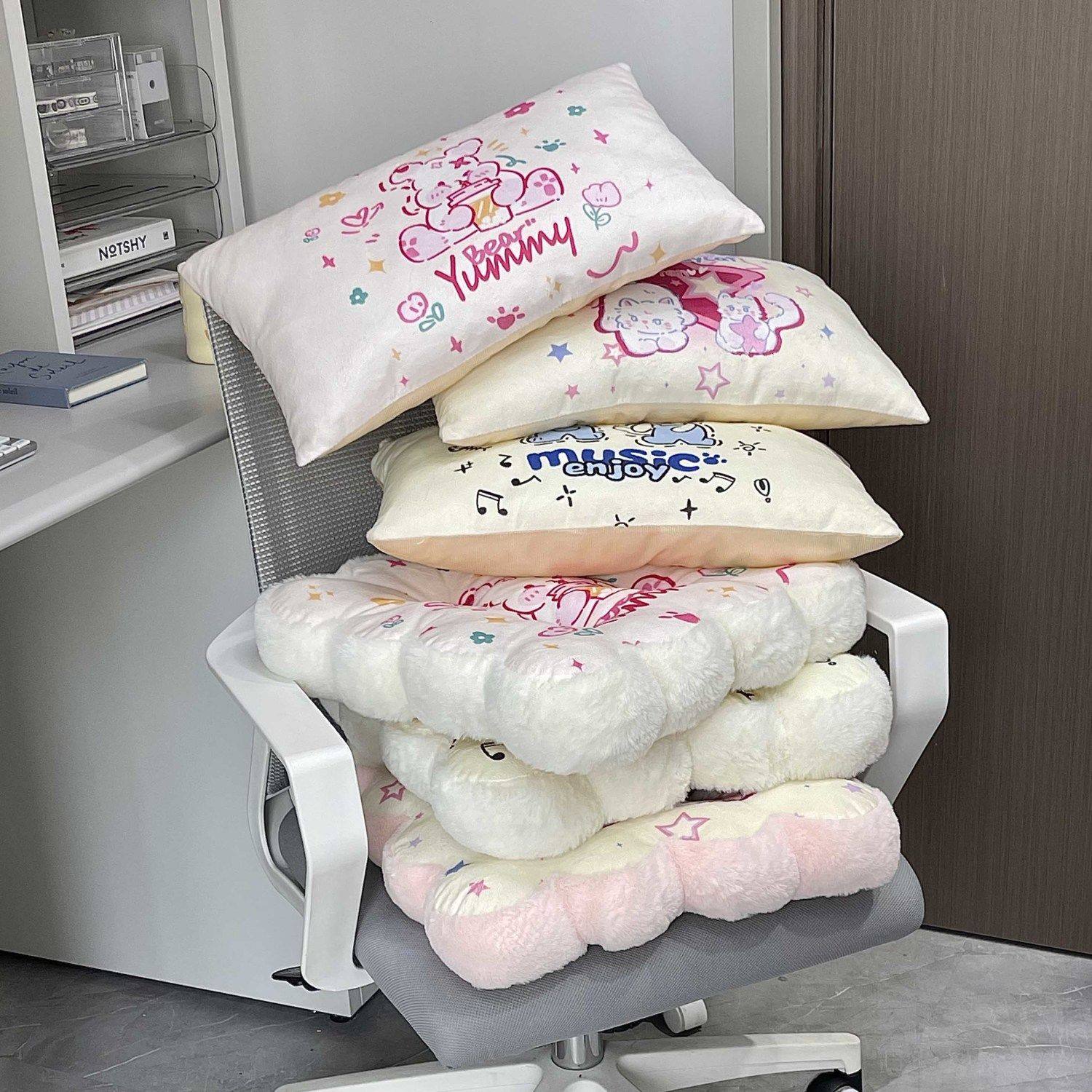 可爱坐垫办公室久坐屁垫护腰椅垫靠垫学生宿舍毛绒抱枕加厚座垫子