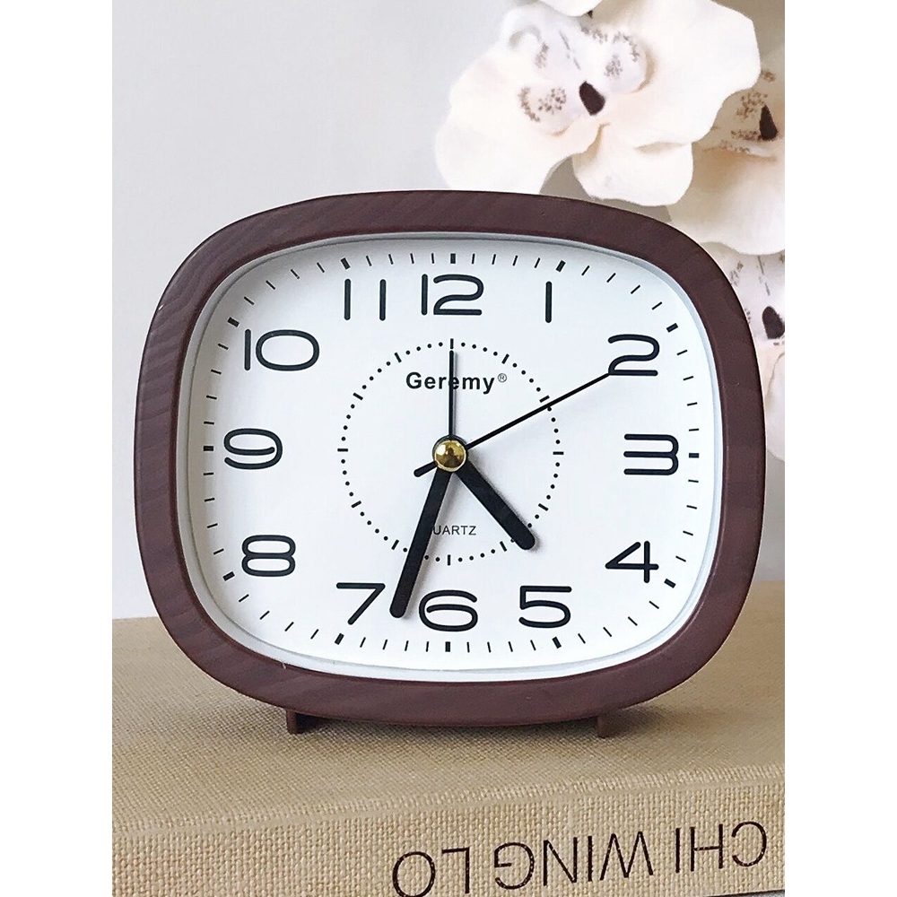 简约怀旧仿木纹闹钟老人家用桌面方形时钟摆表学生现代大字床头钟