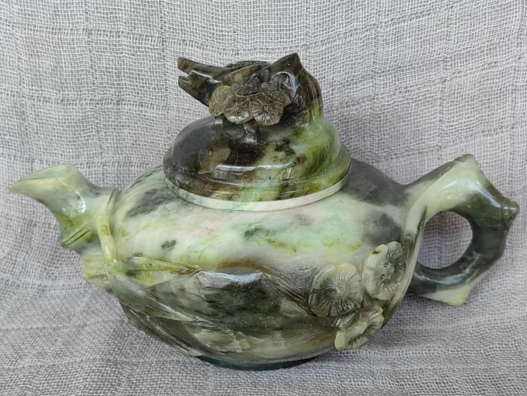 独山玉老绿白带点红菠菜根料---松竹梅壶