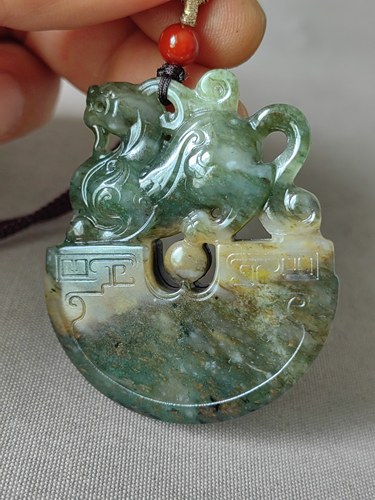 独山玉老天蓝鸡油黄料仿古貔貅佩，老熟油润，工艺精美