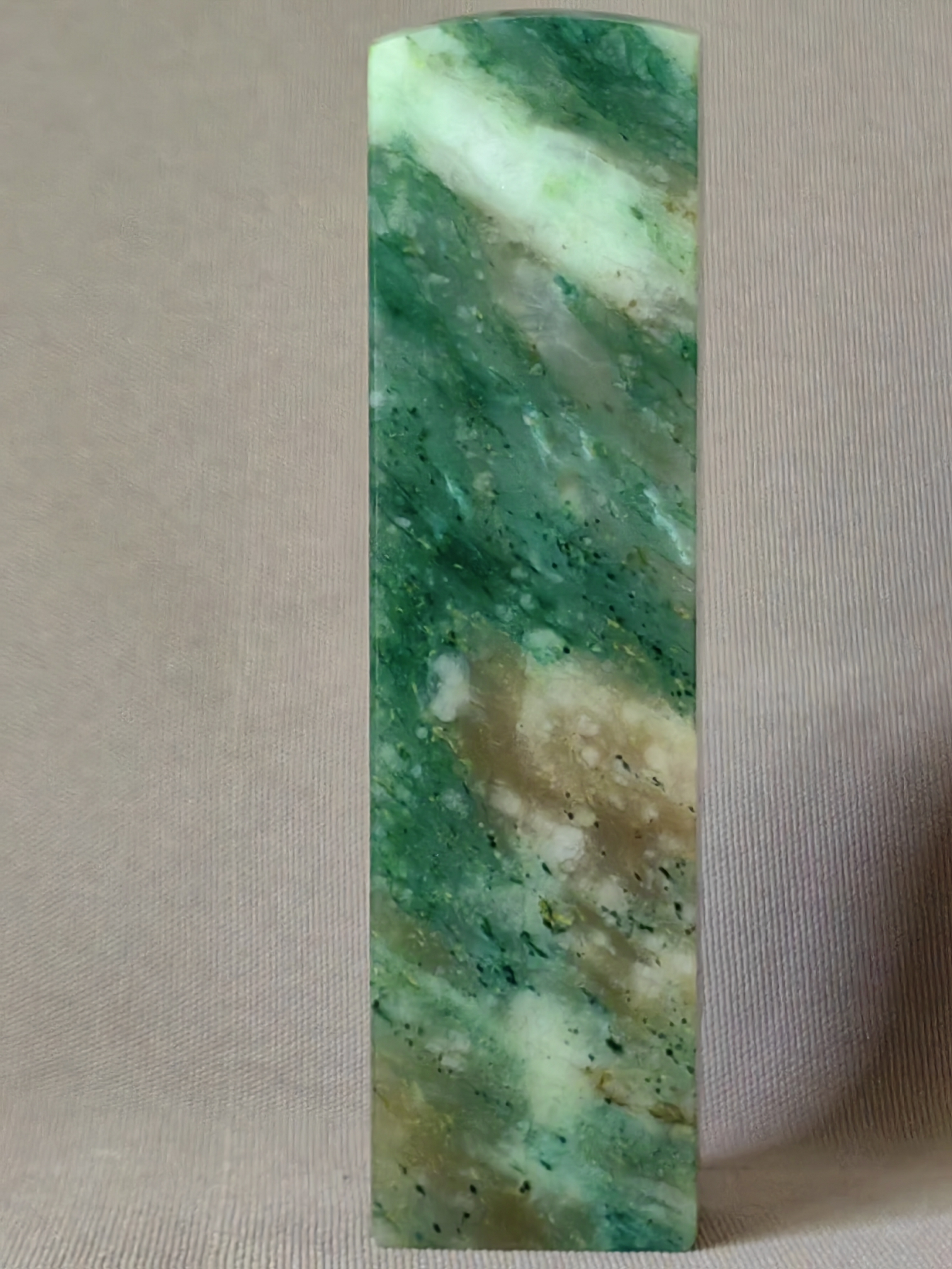 独山玉老天蓝标本典藏章料，细腻滋润，色泽碧绿，手电下绿光四溢