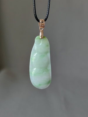 独山玉老绿白料福豆锁骨坠，滋润细腻，3.41*1.37*0.53公分