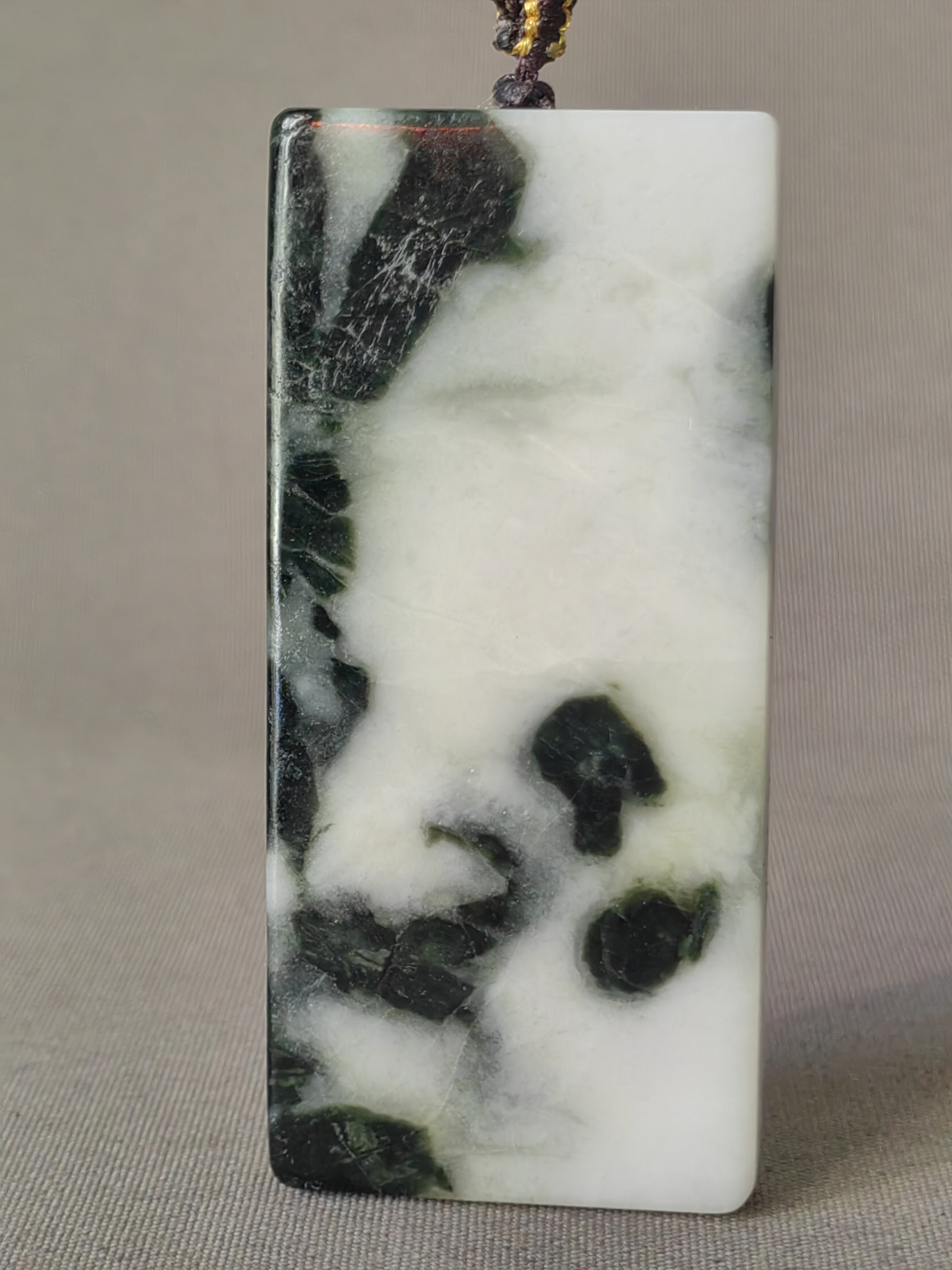 独山玉老黑白料山水画平安无事牌，水墨意境浑然天成，灯光下微红