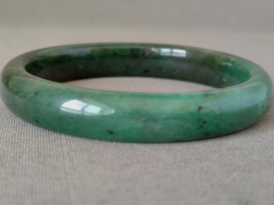 独山玉收藏级老天蓝料镯子，油润细腻，色浓色正，圈口5.61厘米