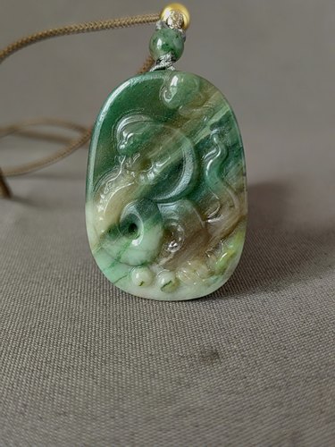 独山玉老天蓝糖果绿料生肖蛇佩，滋润细腻，三色为宝