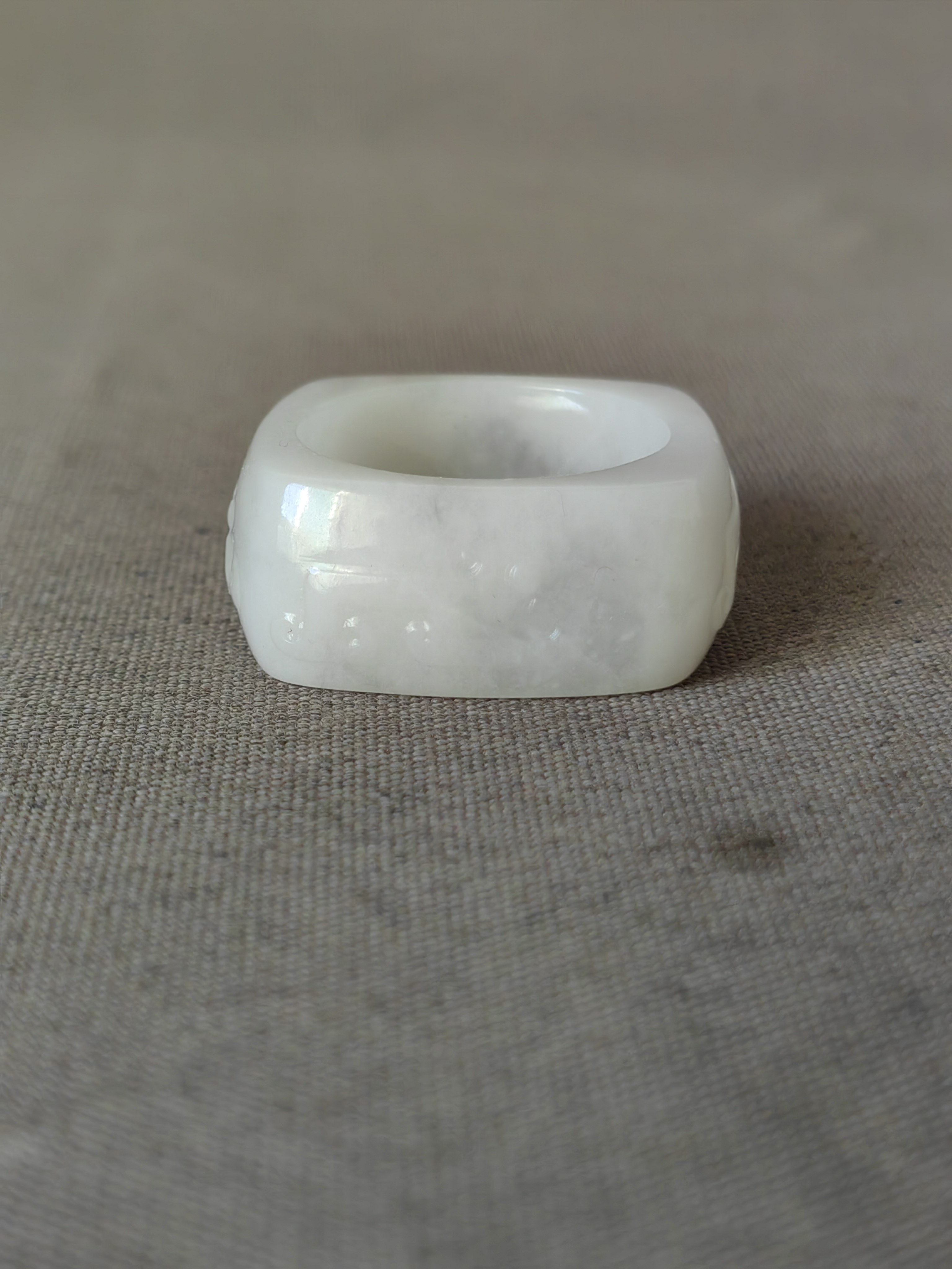 独山玉老白料仿古纹方形戒指，圈口2厘米，滋润细腻，工艺精致