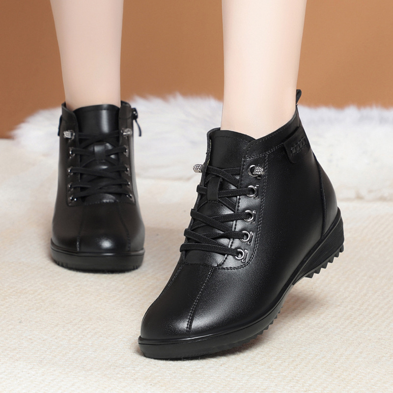 冬季妈妈棉鞋真皮羊毛老人短靴加绒保暖平底软底防滑中老年皮鞋女