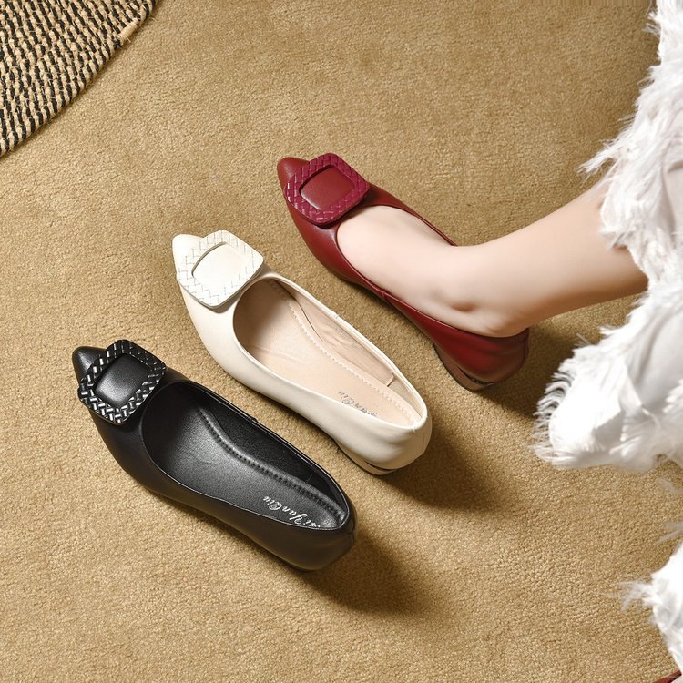 2025年新款春秋平底单鞋女软底舒适女鞋尖头粗跟皮鞋工作软皮瓢鞋