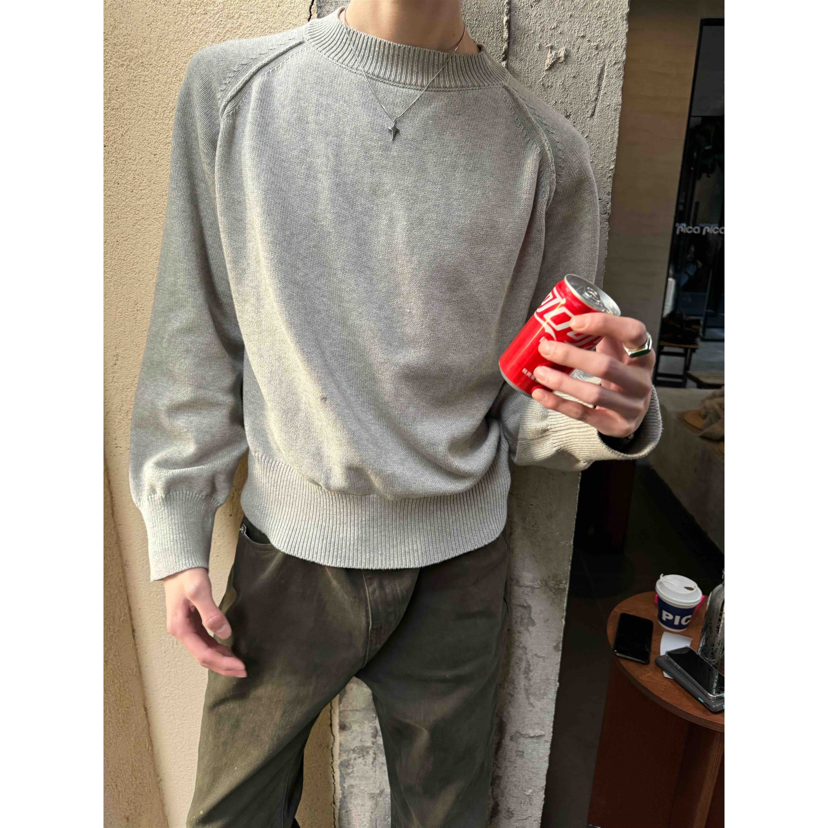 灰色针织衫修身收腰版型