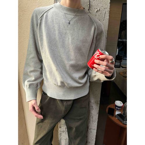 灰色针织衫修身收腰版型