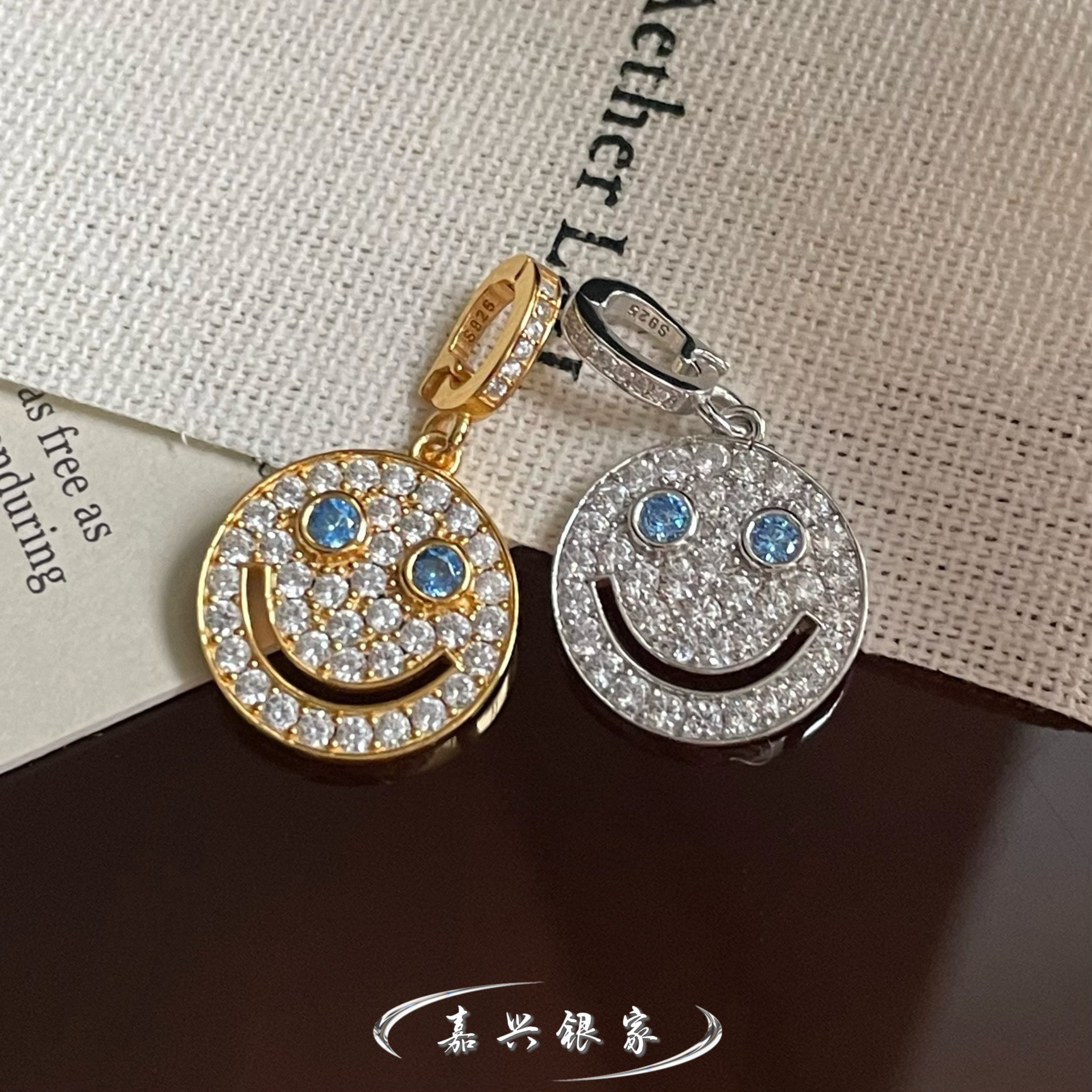 嘉兴银家s925纯银小众设计感镶钻蓝色笑脸吊坠韩式风轻奢简约项坠