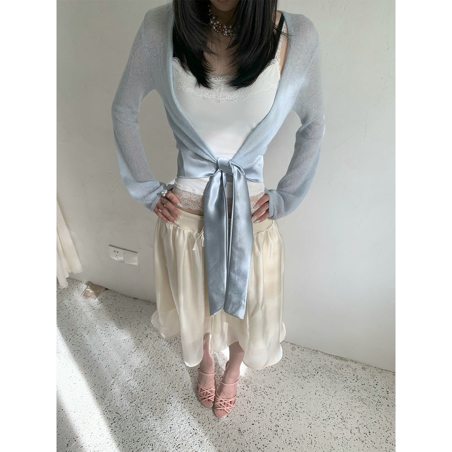 AURO MORE 缎面拼接飘毛针织衫