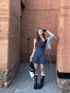 soolrok 松未韵一  灰蓝/粉棕两色碎花吊带裙纯欲风显瘦a字连衣裙