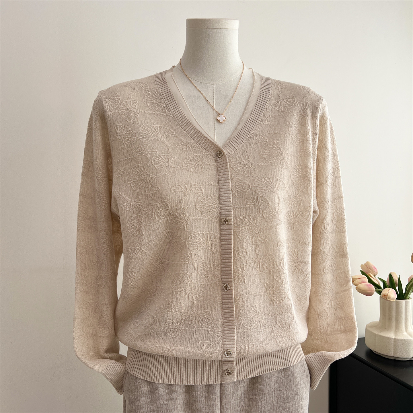 时尚妈妈春装薄款长袖针织上衣2026新款气质打底衫百搭中老年女装