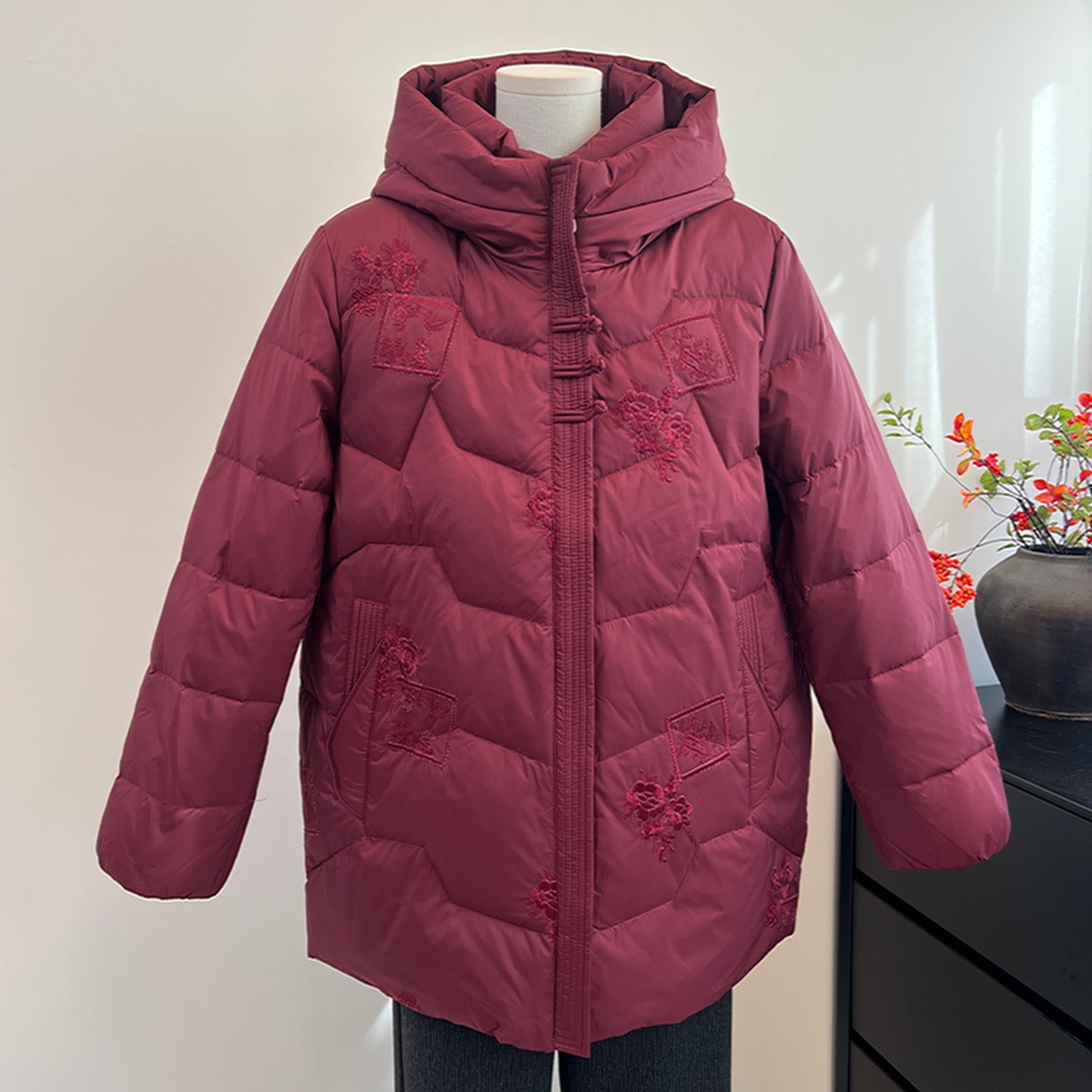 奶奶羽绒服2025新款妈妈冬装外套中老年女装冬季老太太白鸭绒衣服