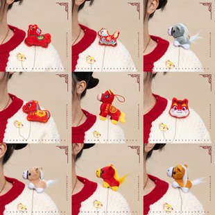 春节马年卡通小马毛绒别针胸针可爱公仔玩偶挂件链条徽章配饰挂饰