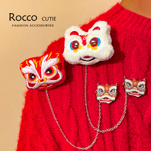 国潮醒狮节日新年礼物卡通狮头舞狮毛绒胸针玩偶可爱别针包包挂件